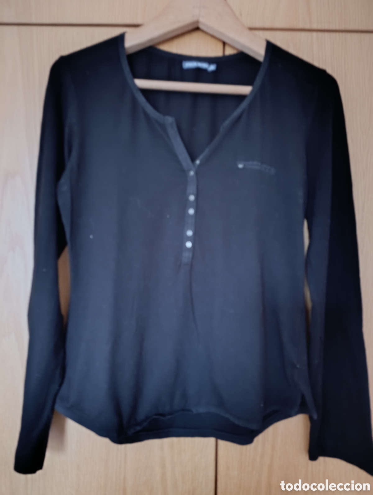 Segunda mano: Camiseta negra con 2 posiciones manga - Foto 1