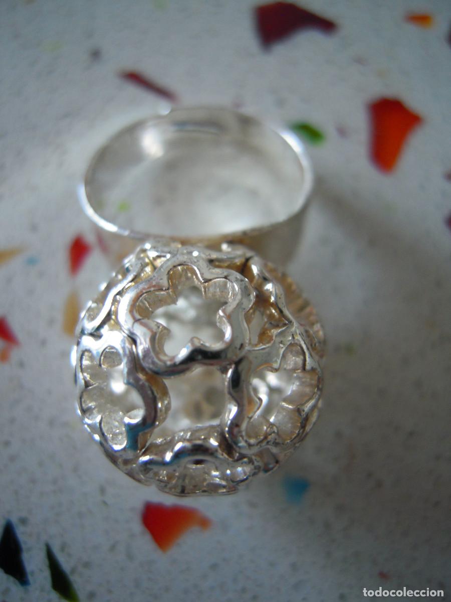 Segunda mano: Anillo bola hueca flores ajustable - Foto 1