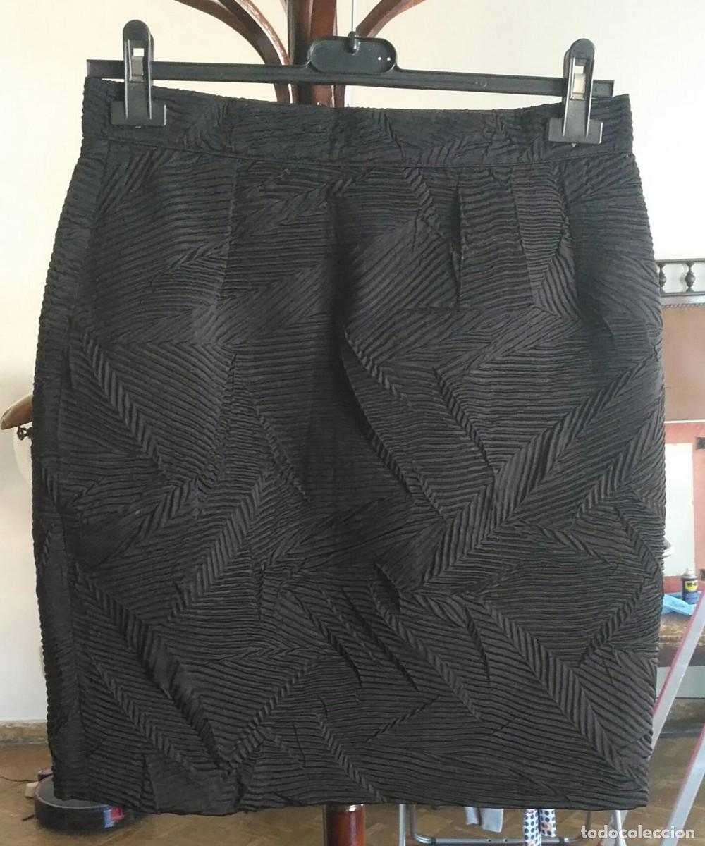 Segunda Mano: Rb 85 Falda corta negra y forrada - Miguel Gil - Gili - T 44 - abertura espalda