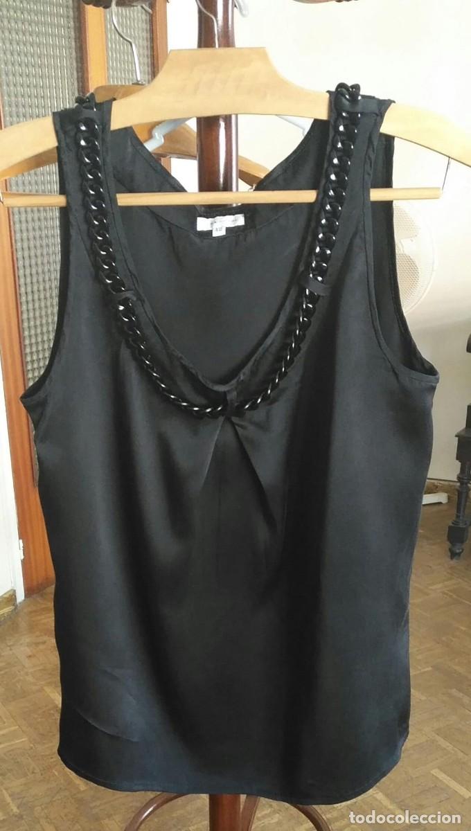 Seconda Mano: Rb 204 Top seda negro de Alba Conde con adorno cadena rodeando cuello - T 42