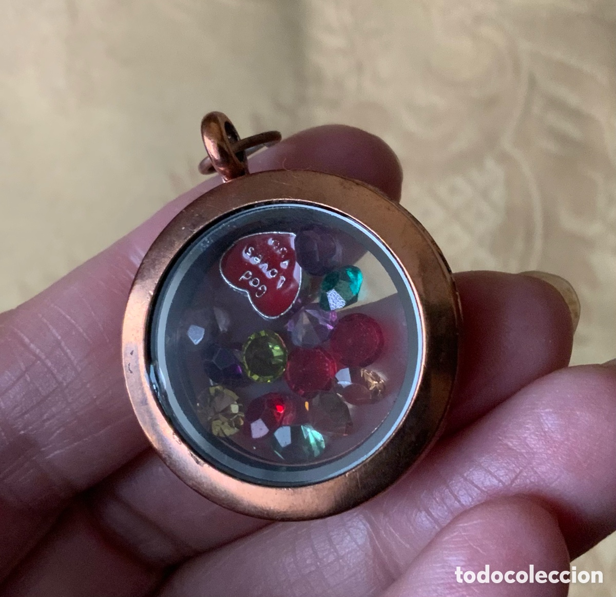 Segunda Mano: MEDALL&Oacute;N FLOTANTE ACERO COLOR COBRE Y CRISTALES DENTRO