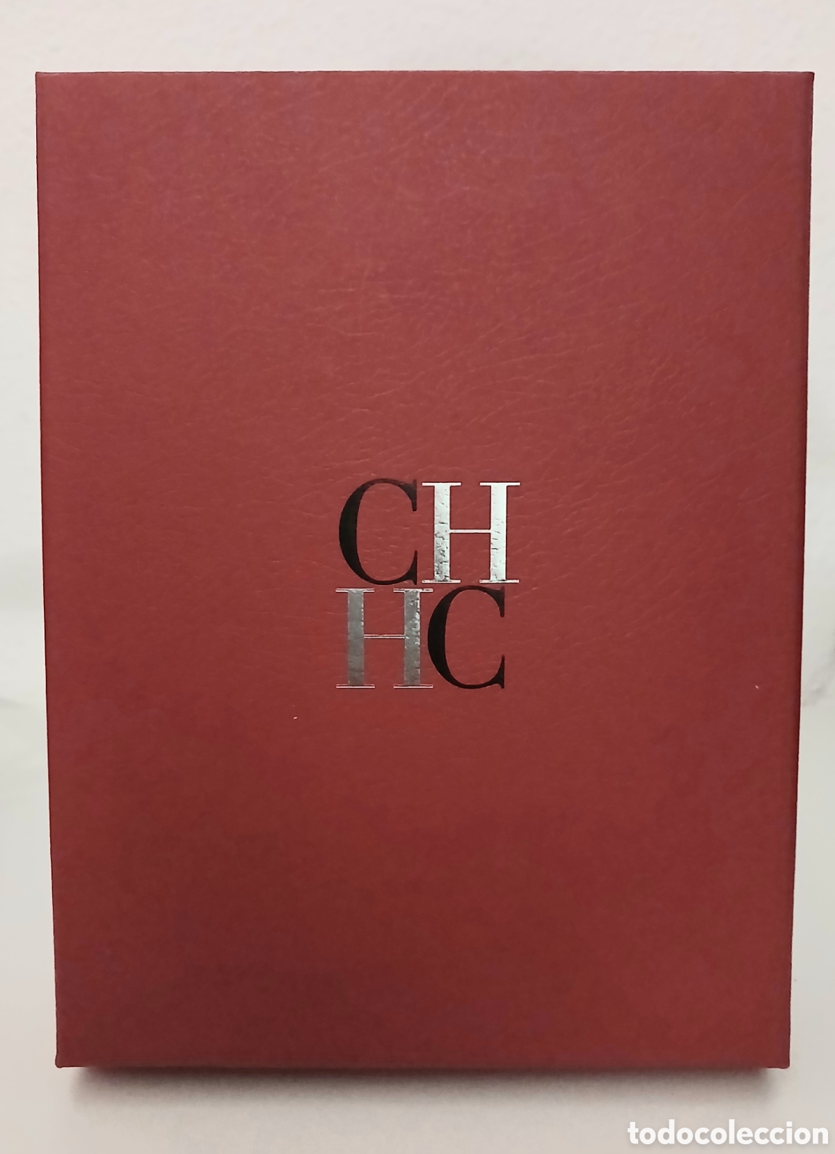 Segunda Mano: Elegante Caja Vac&iacute;a Carolina Herrera CH - Color Rojo con Logo Plateado