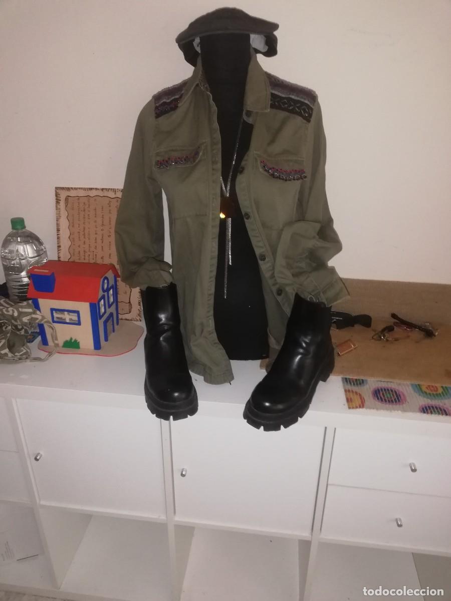 Segunda Mano: Camisa caqui botas Zara, regalo colgante