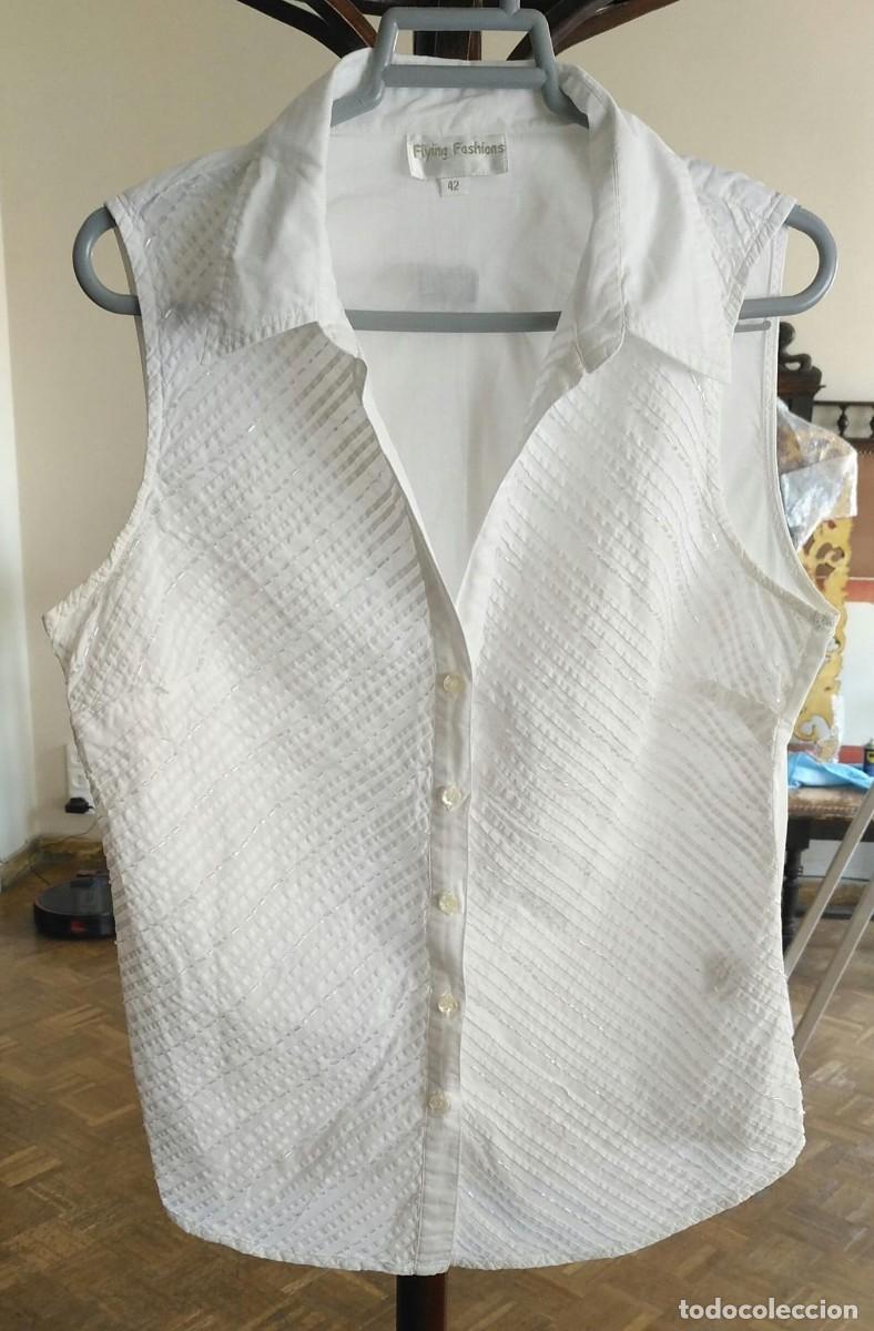 Segunda Mano: Rb 214 Camisa sin mangas blanca con jaretas y pedrer&iacute;a zona delantera - Flying Fashion - T 42