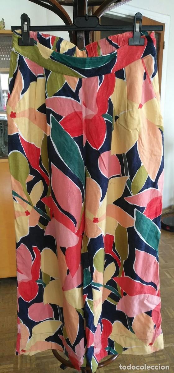 Segunda Mano: Rb 217 Pantal&oacute;n estampaci&oacute;n grande y colorida OYSHO - Talla L - Viscosa y lino