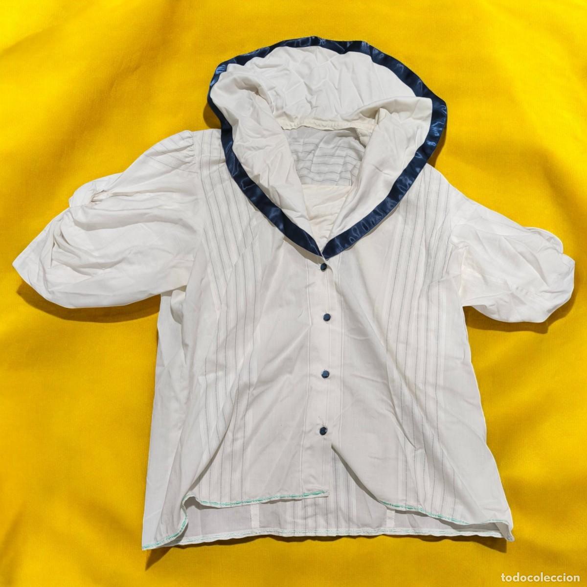 Segunda Mano: Camisa Blanca Con Capucha Y Ribete Azul Talla M &ndash; Estilo Vintage Original