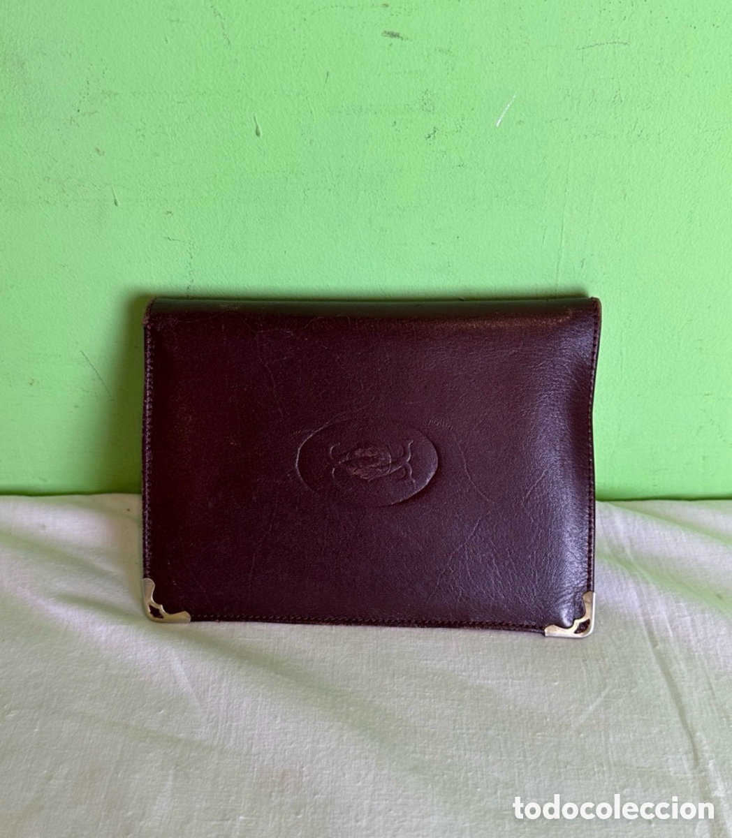 D'Occasion: Cartera Cartier de piel marr&oacute;n original estilo cl&aacute;sico con esquineras met&aacute;licas
