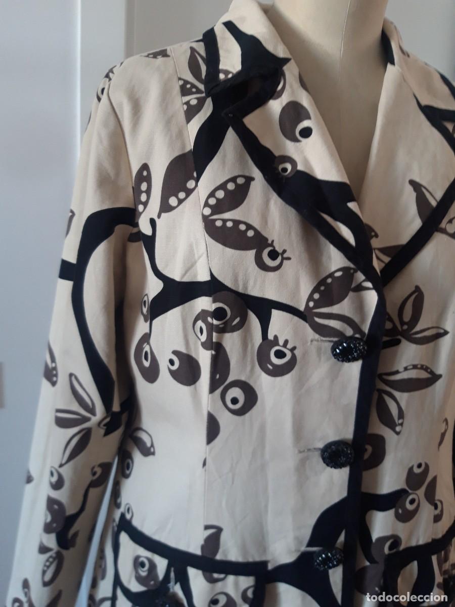 Segunda mano: Gabardina en algodon estampada, talla 44. - Foto 2