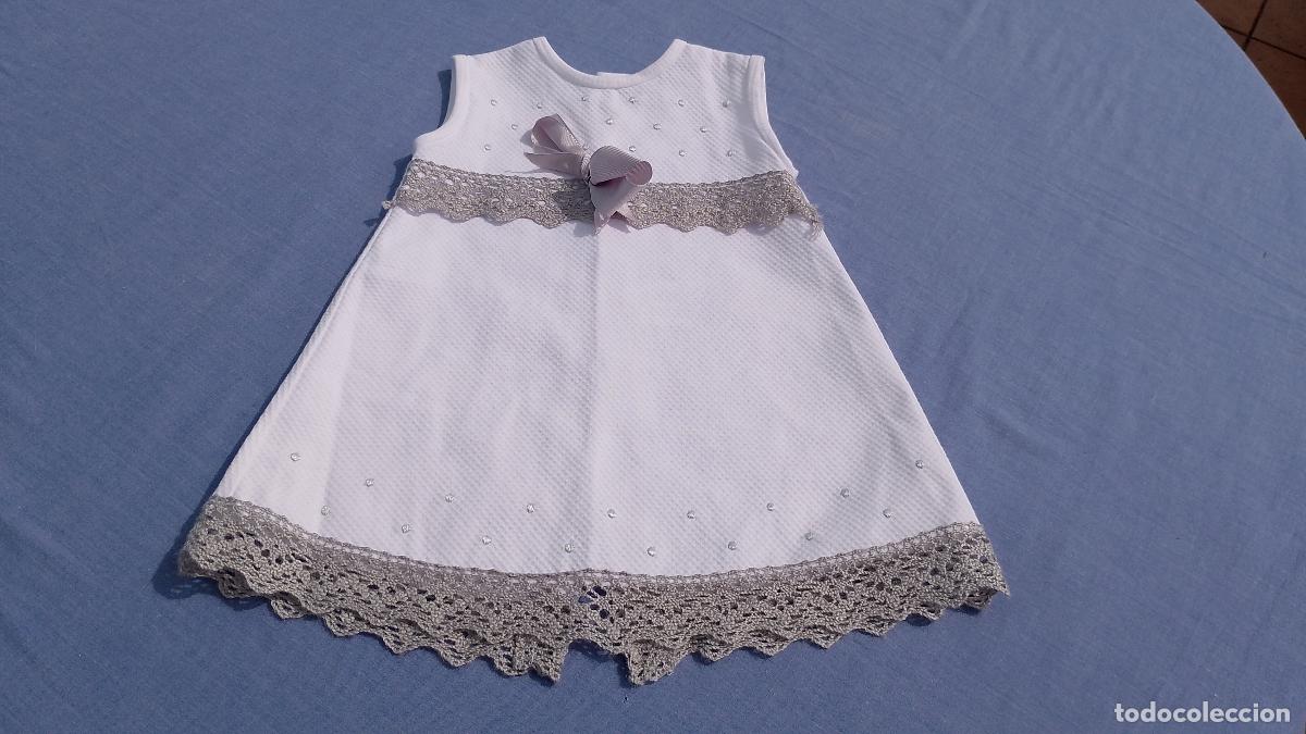 Segunda Mano: Vestido blanco de piqu&eacute; con puntilla gris, para beb&eacute; o reborn
