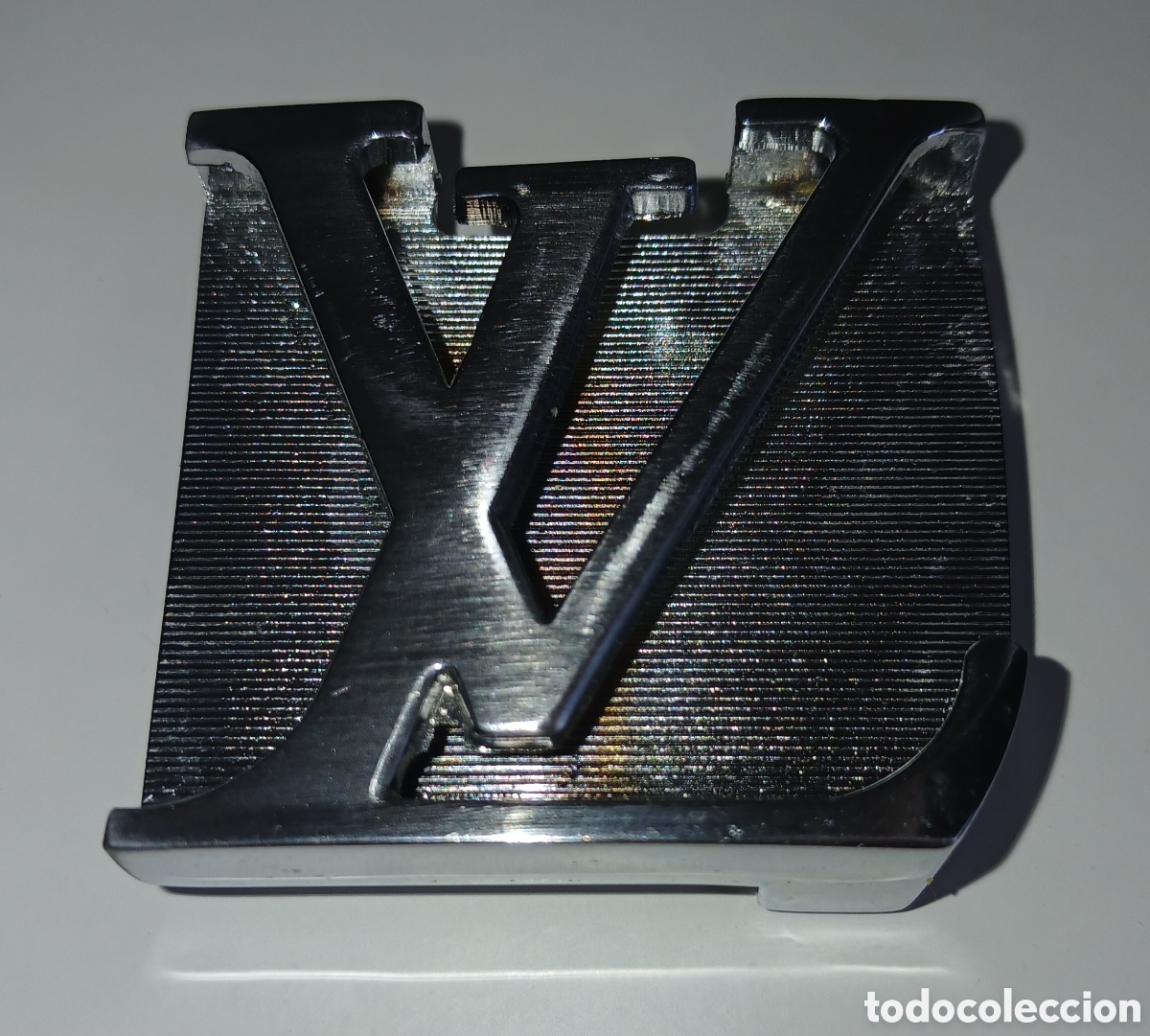 Segunda Mano: HEBILLA LOUIS VUITTON LV MET&Aacute;LICA