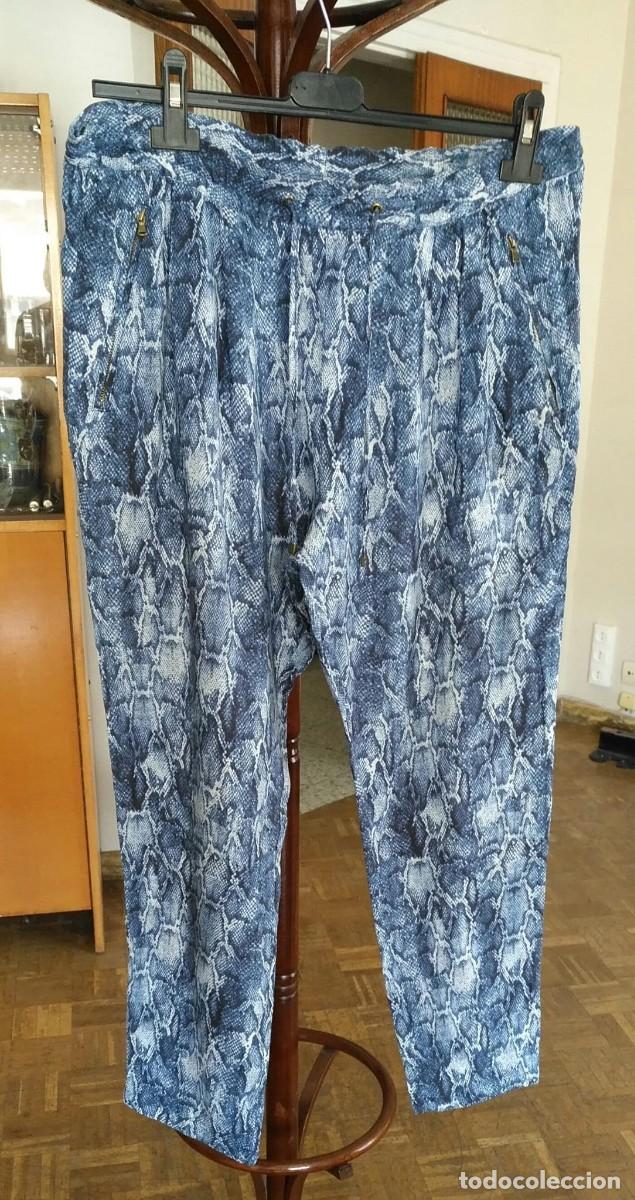 Segunda Mano: RB 222 Pantal&oacute;n estampado con azules - Sfera - Talla 44