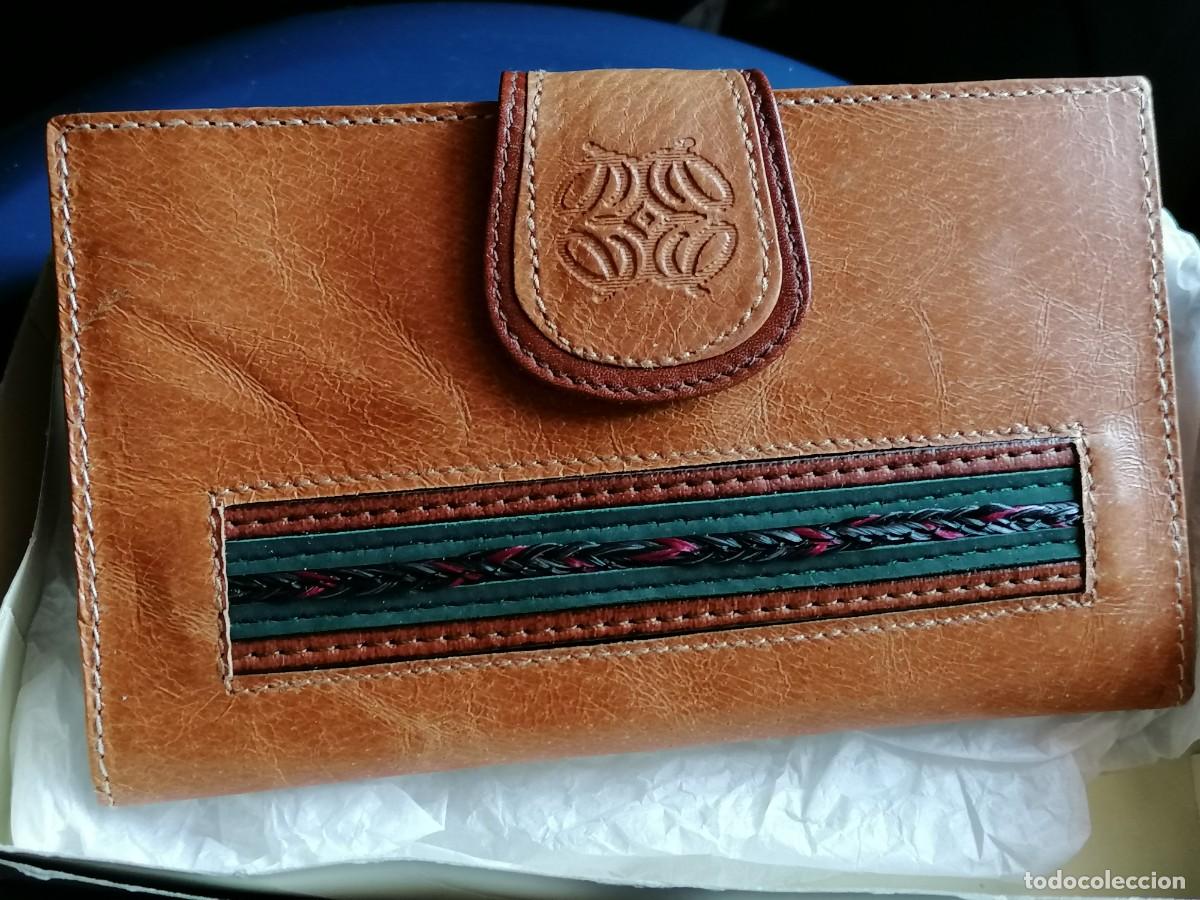 Segunda Mano: FANTASTICO MONEDERO MUJER ** CUERO MARRON Y TRENZADO * PROCEDE RESTOS DE TIENDA CERRADA