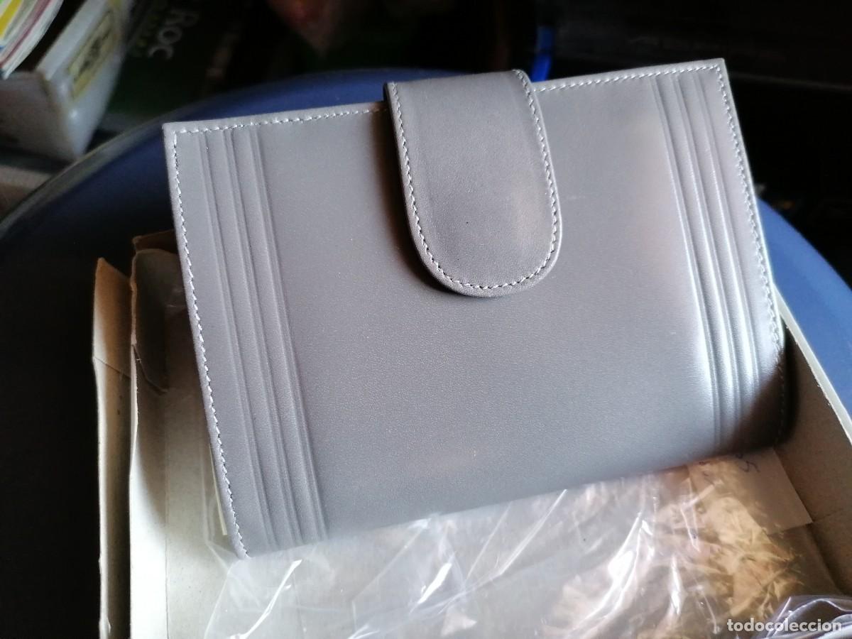 Segunda Mano: MONEDERO MUJER ** SINTETICO CUERO GRIS * PROCEDE RESTOS DE TIENDA CERRADA