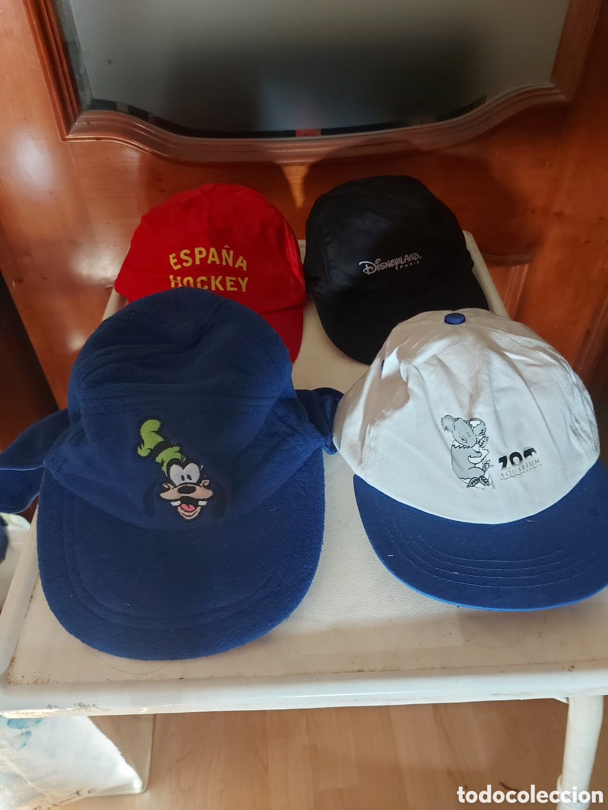 Segunda Mano: Lote 4 gorras varios motivos.