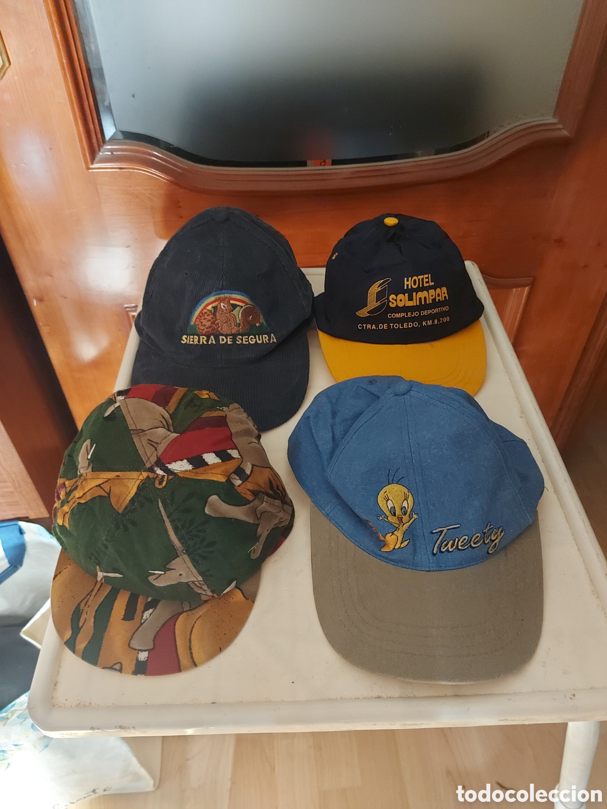 Segunda Mano: Lote 4 gorras varios motivos