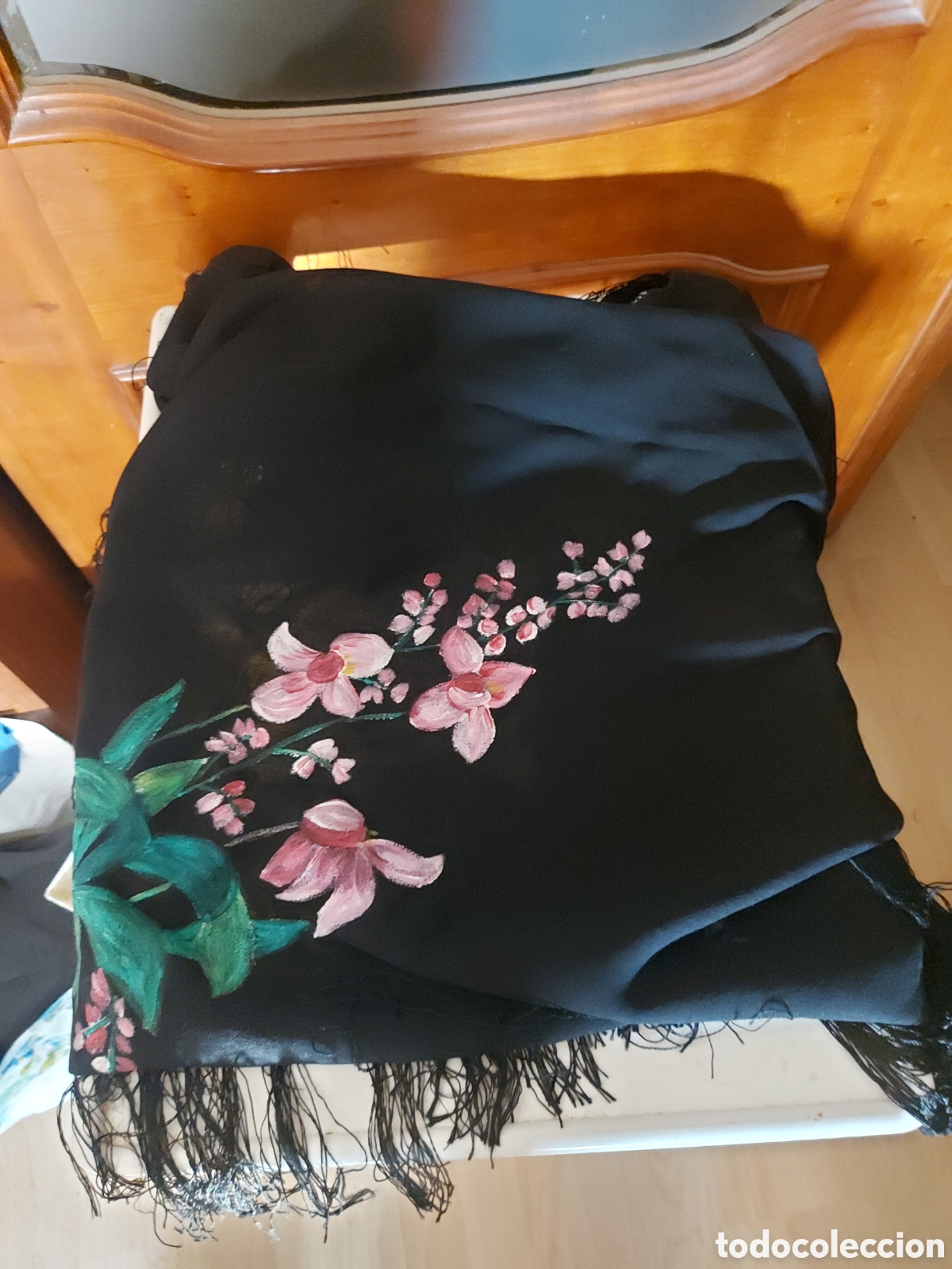 Segunda Mano: Manton negro y estampado. Muy bonito