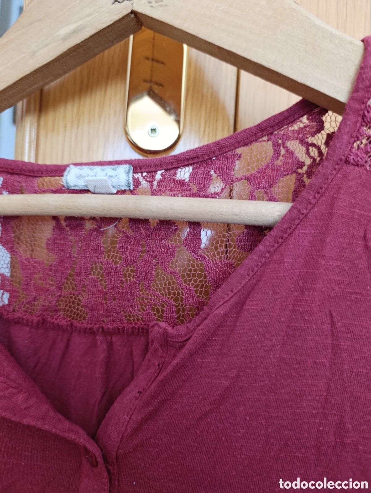 Segunda mano: Camiseta granate con detalles - Foto 2