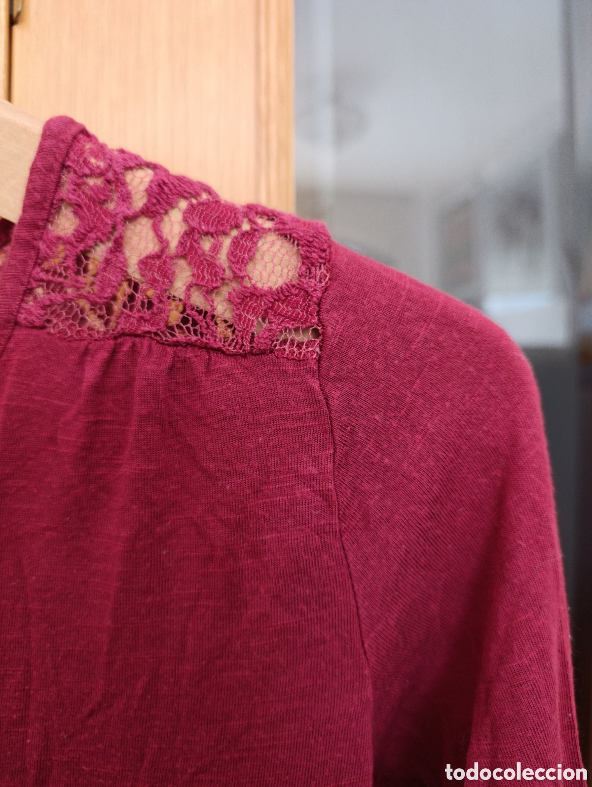 Segunda mano: Camiseta granate con detalles - Foto 3