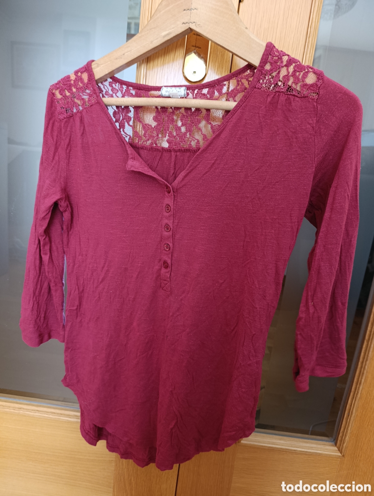Segunda mano: Camiseta granate con detalles - Foto 1
