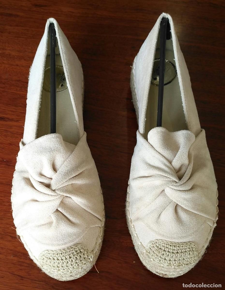 Segunda Mano: S 44 Zapato / Zapatilla beige piel vuelta - WOMAN KEY - N&uacute;m 40 - Muy poco uso