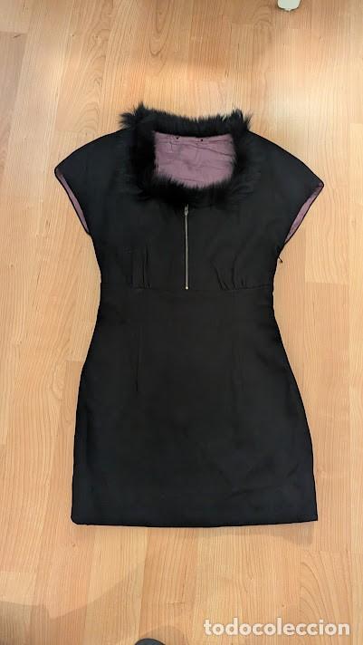 Segunda mano: Vestido negro con cuello de pelo - Foto 1