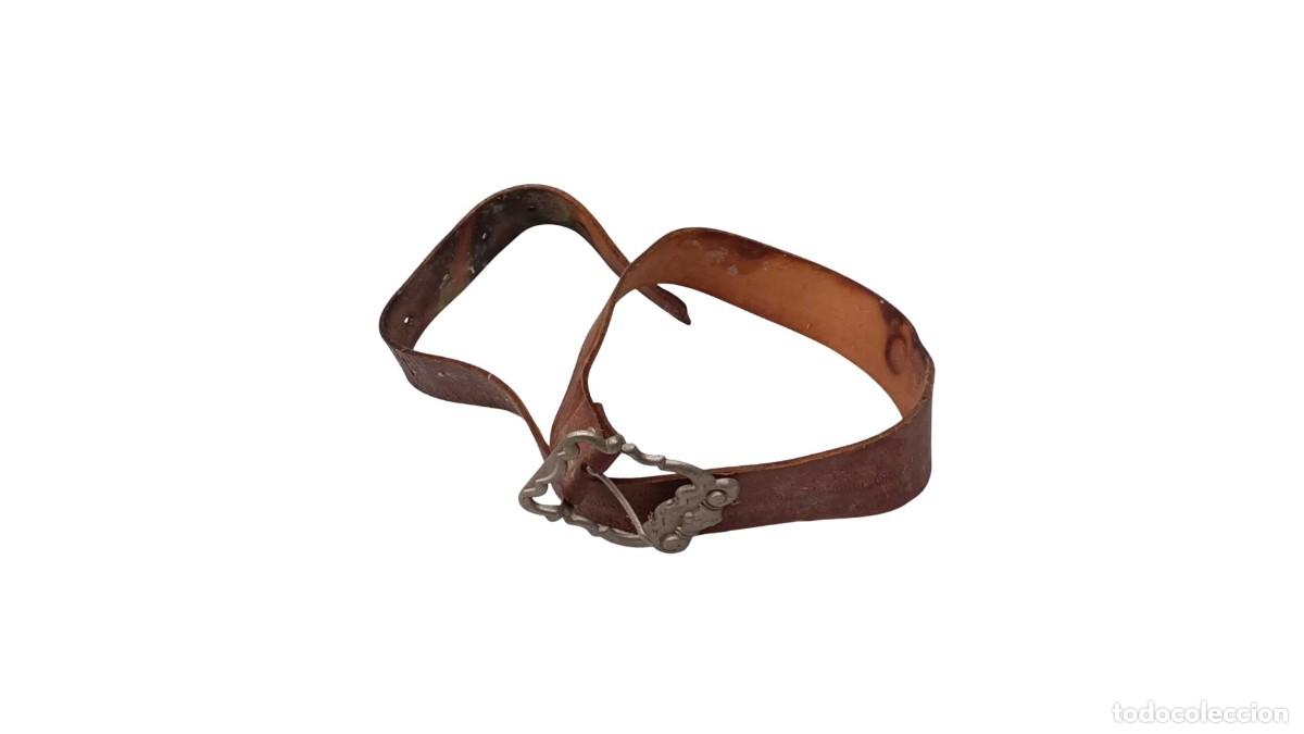 D'Occasion: Cintur&oacute;n Artesanal de Cuero de Vaca &ndash; Hebilla Met&aacute;lica Escult&oacute;rica &ndash; Estilo Vintage o Medieval