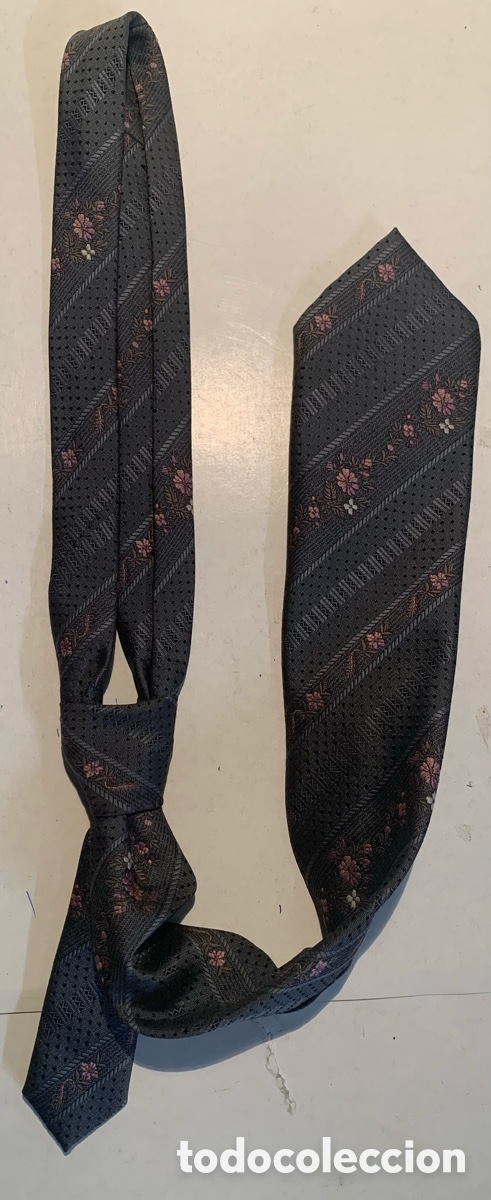 Segunda mano: Corbata Gris Oscuro Estampada con Rosas , Perfecto Estado , como nueva, - Foto 1