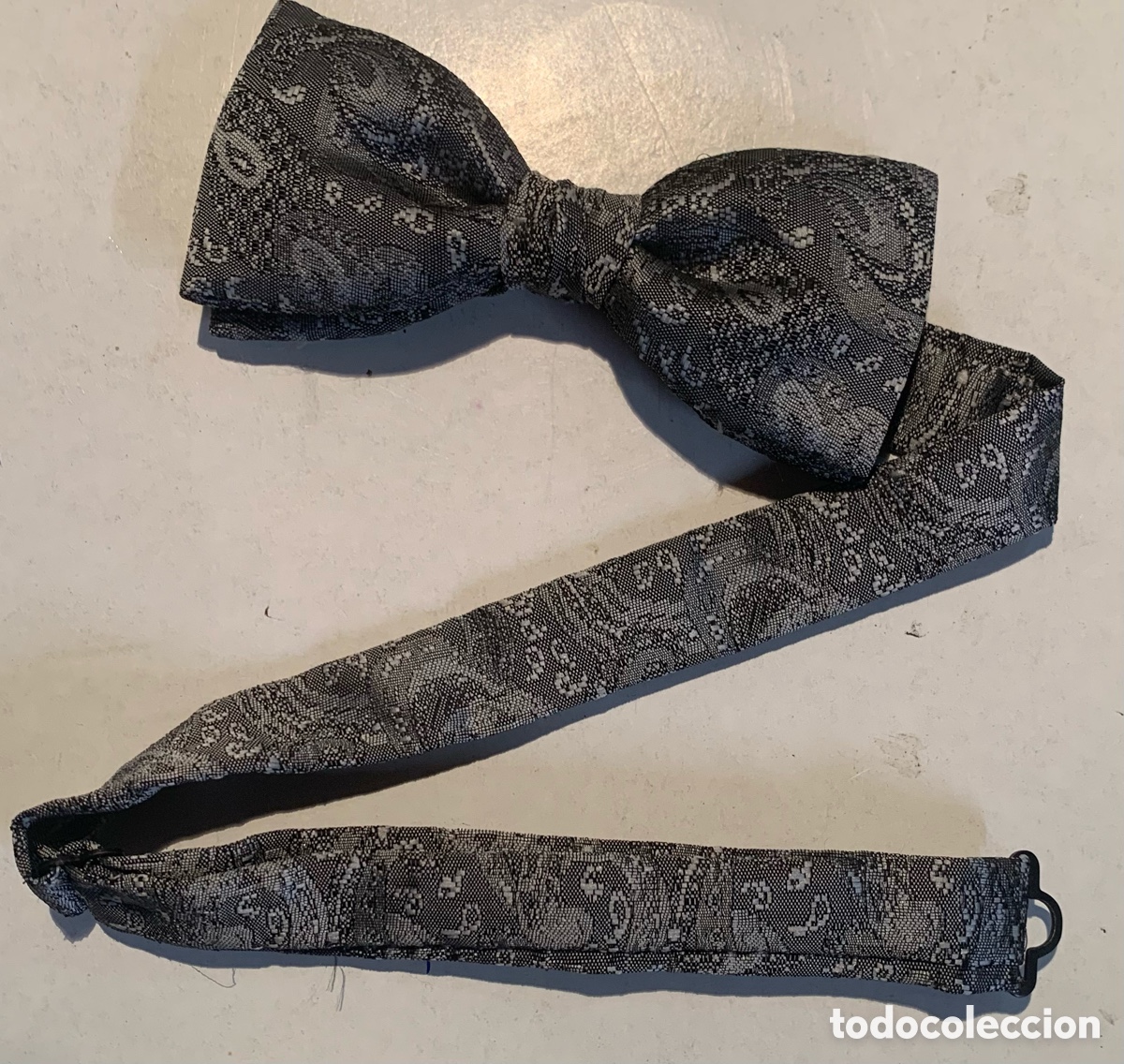 Segunda Mano: Pajarita Gris Oscuro con Estampado , Perfecto Estado , como nueva,