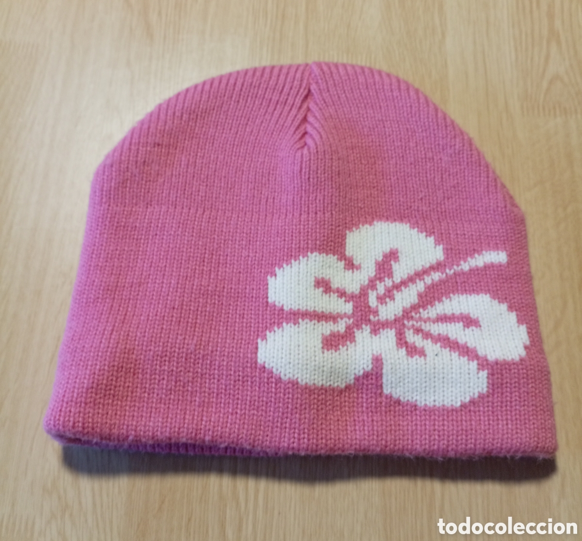 Segunda mano: Gorro color rosa con flor - Foto 1