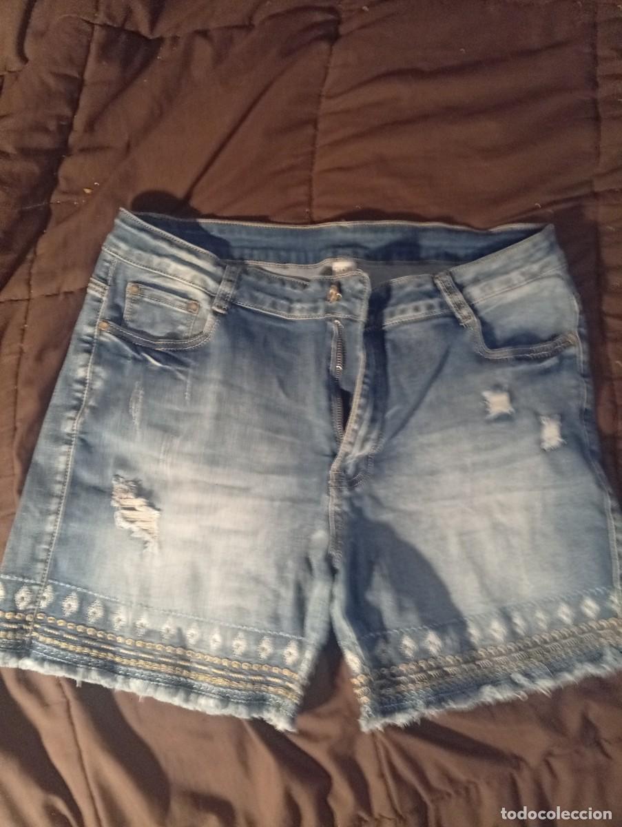 Segunda mano: Pantalones vaqueros cortos rotos - Foto 1