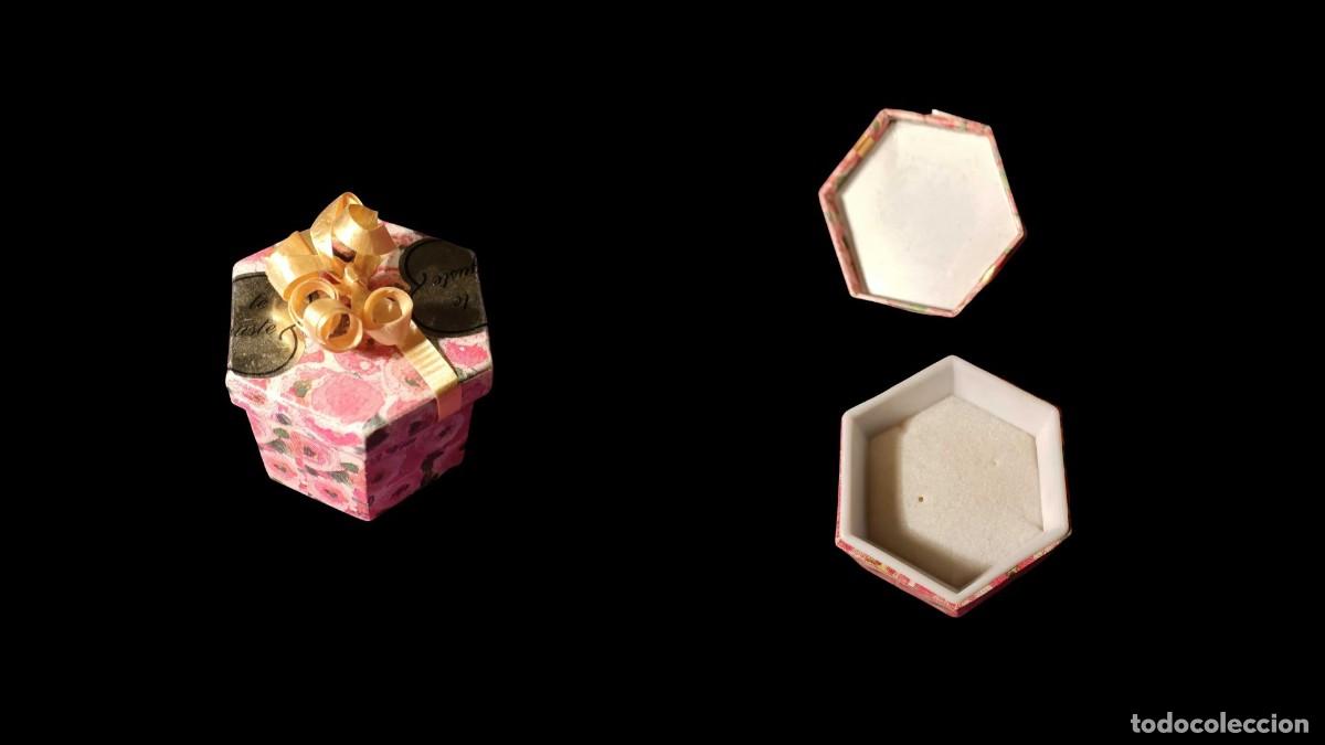 Segunda Mano: CAJITA JOYER&Iacute;A HEXAGONAL &middot; PAPEL ROSAS ROSAS &middot; ESTILO PARISINO &middot; LAZO DORADO A&Ntilde;OS 2000/2010
