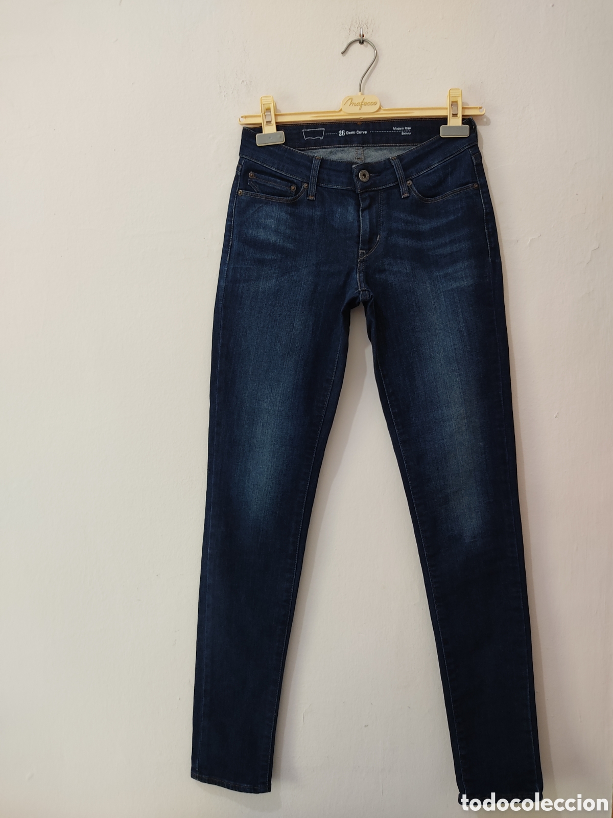 Segunda mano: Vaqueros Pitillo para mujer talla 34 marca Levis - Foto 2