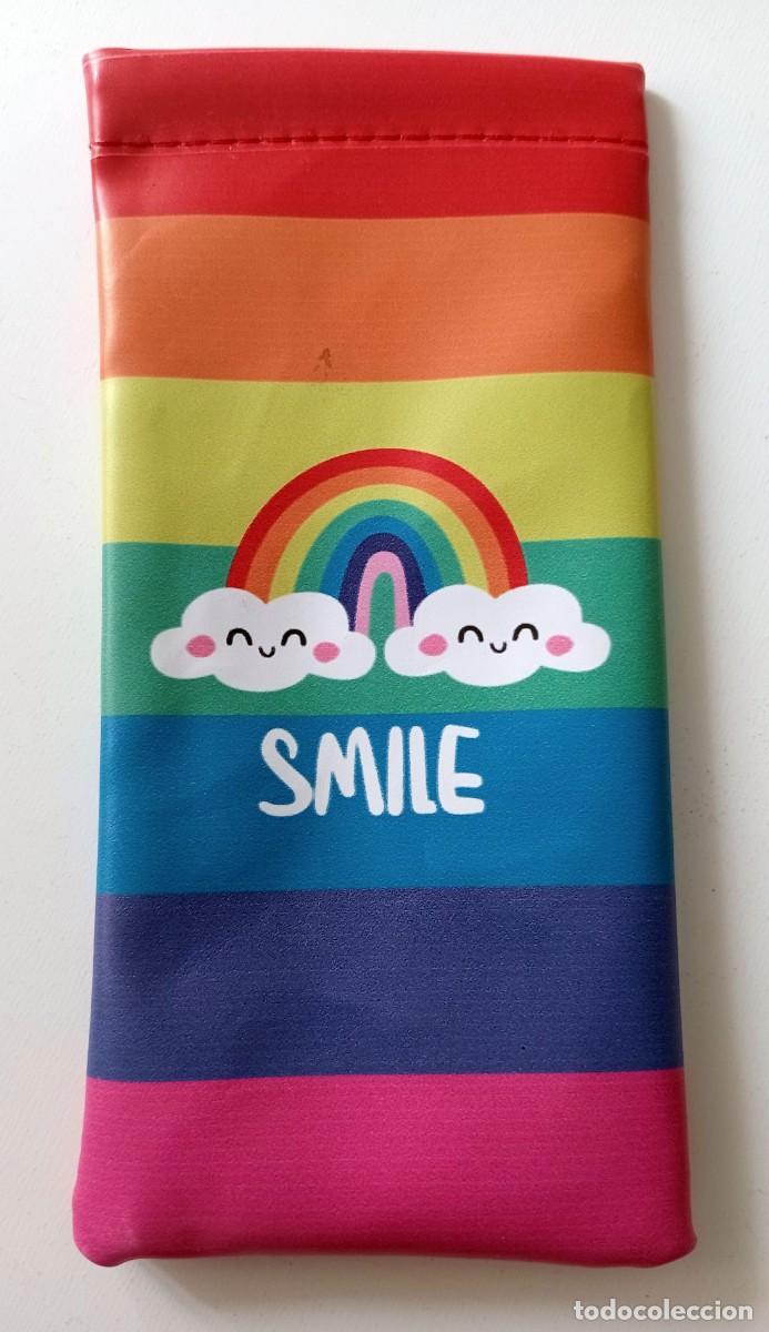 Segunda Mano: FUNDA PARA GAFAS DISE&Ntilde;O MODERNO SMILE NUBE DE POP IT