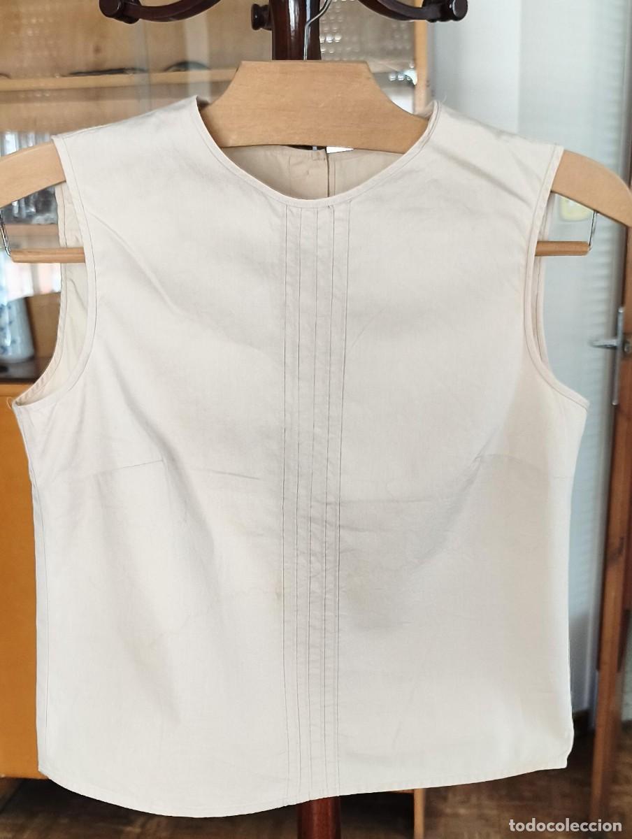 Segunda Mano: RB 241 Camisa sin mangas beige - Botonadura n&aacute;car en espalda - Decorada con jaretas - T 42 ?
