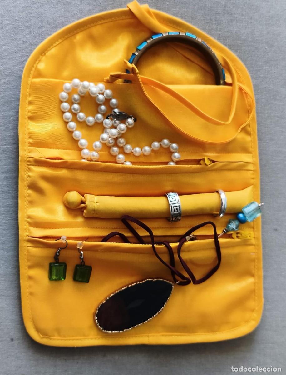 Segunda Mano: Peque&ntilde;o joyero tela para viaje con barra anillos y tres departamentos - Amarillo