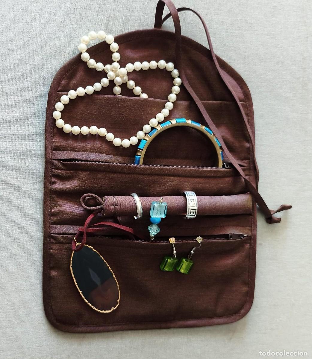 Segunda Mano: Peque&ntilde;o joyero tela para viaje con barra anillos y tres departamentos - Marr&oacute;n