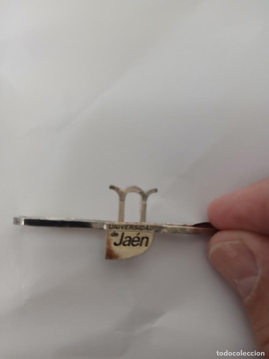 Segunda Mano: Pisacorbatas con el escudo de la Universidad de Ja&eacute;n. - Dise&ntilde;o elegante. - Color plateado