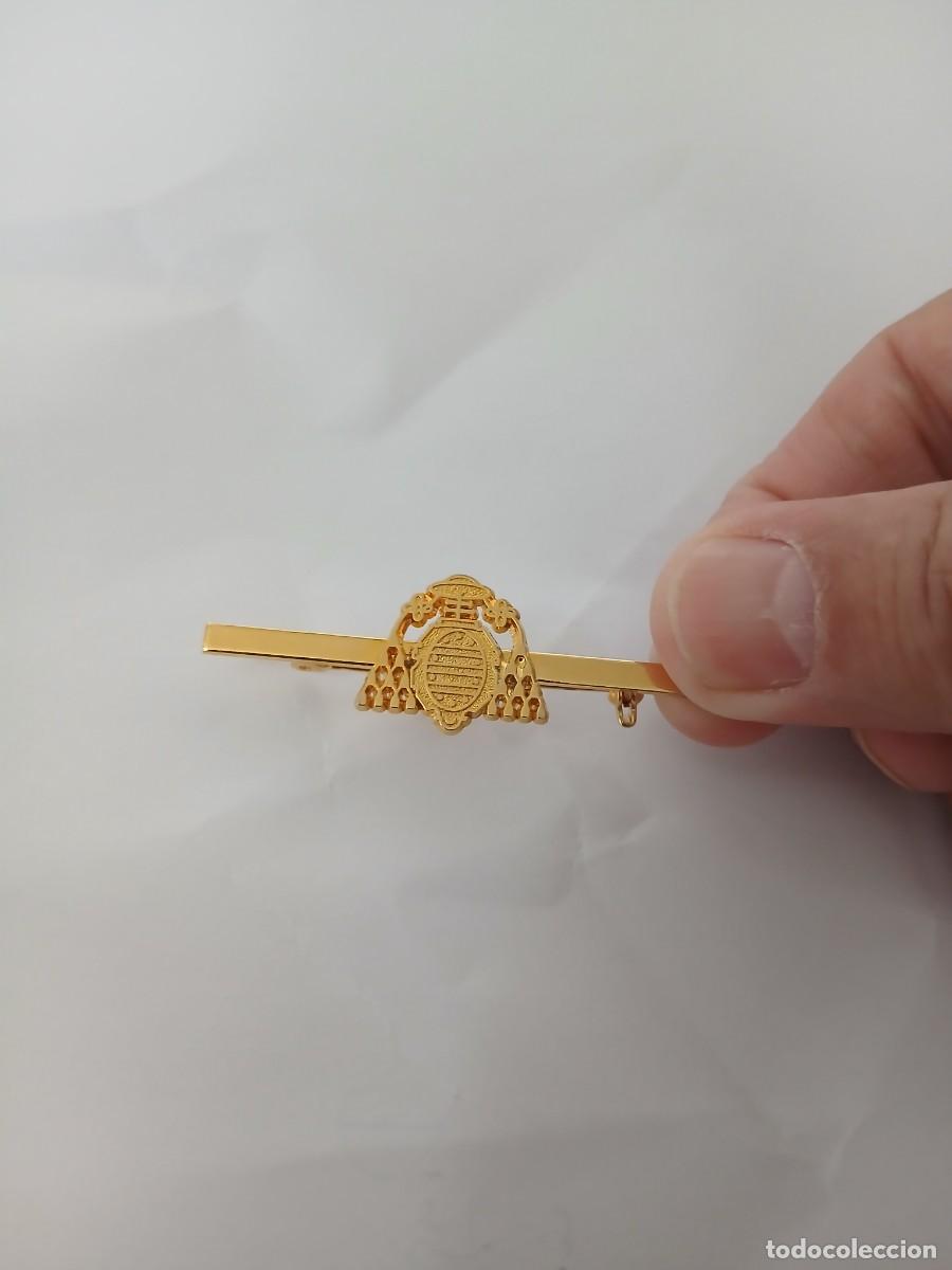 Segunda Mano: Pisacorbatas con el escudo de la Universidad de Oviedo. - Dise&ntilde;o con el emblema de la instituci&oacute;n.