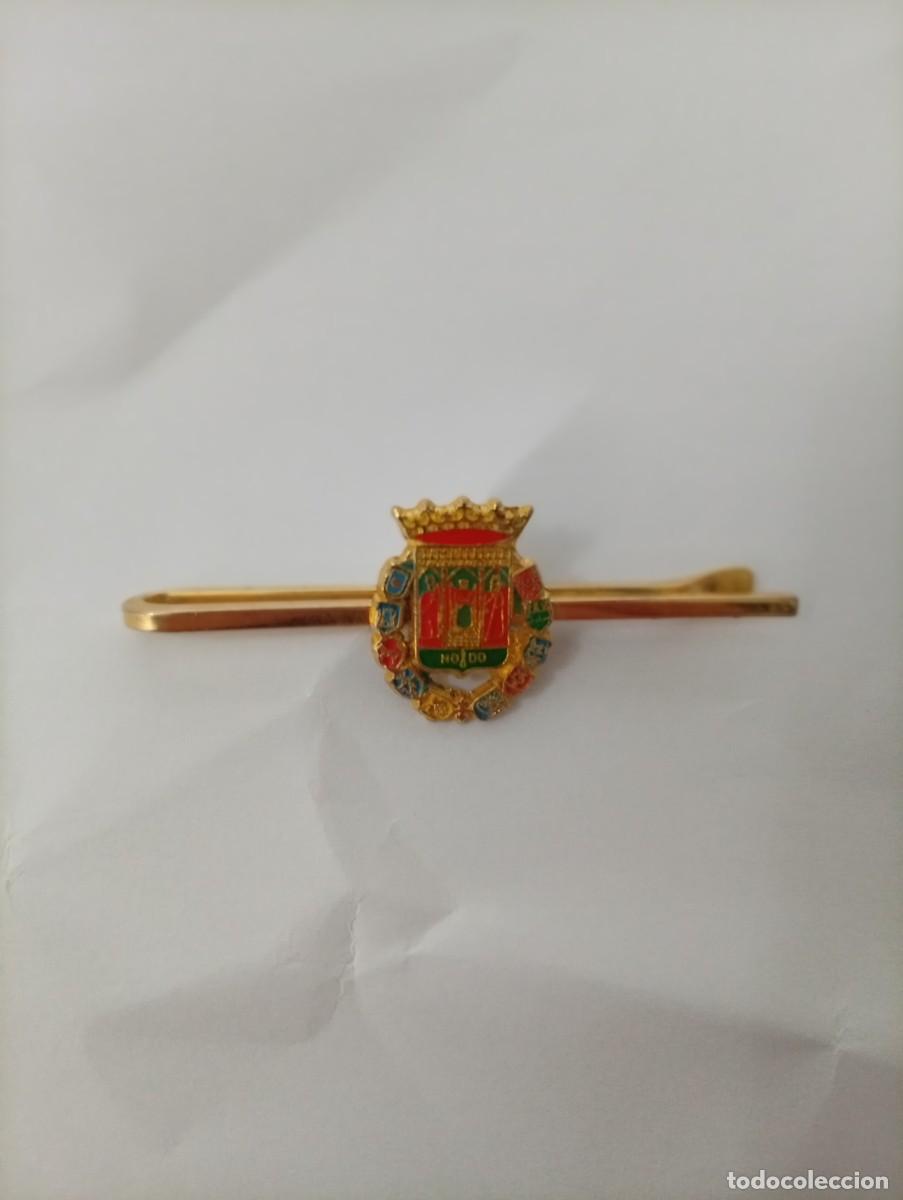 Segunda mano: Pisacorbata con el escudo de la Diputaci&oacute;n de Sevilla. - Dise&ntilde;o con corona y escudo. - Detalles en