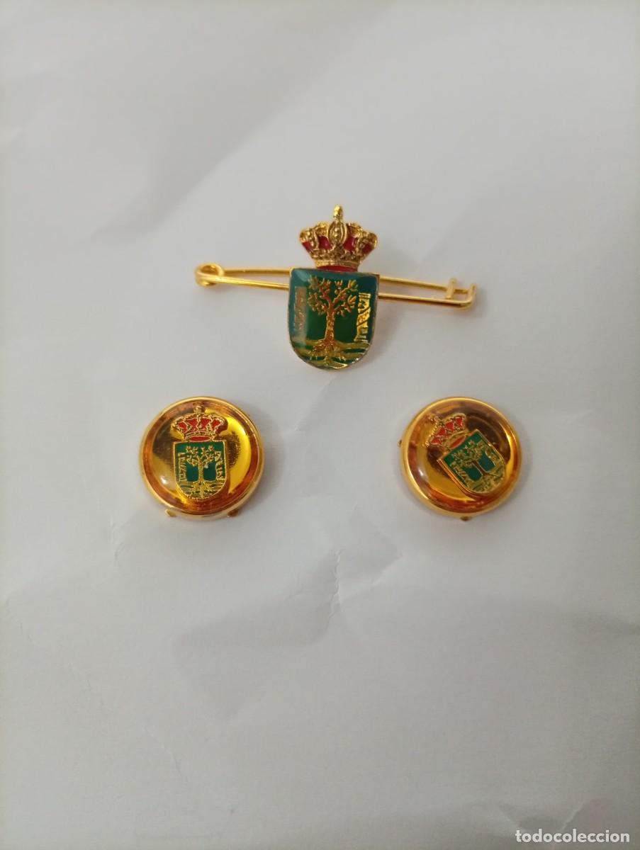 Segunda mano: Gemelos de camisa y pisacorbatas con escudos con corona real y arbol y columnas doradas sobre