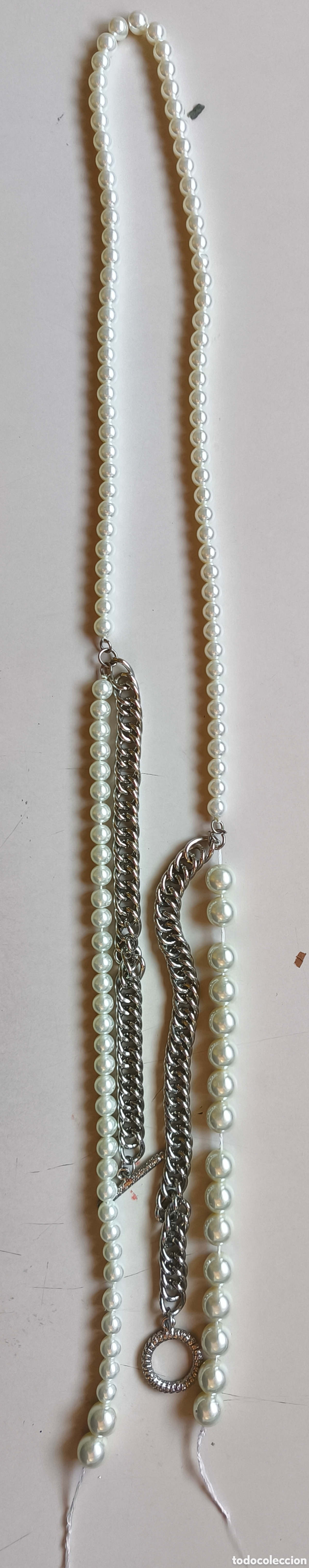 Segunda mano: Collar largo combina perlas blancas con eslabones de cadena met&aacute;lica plateada, a&ntilde;os 80