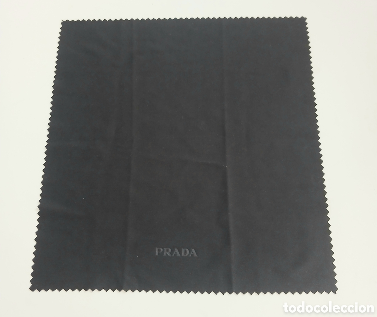 Segunda mano: Gamuza pa&ntilde;uelo Prada para limpiar gafas