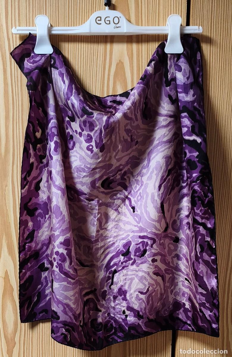 Segunda mano: P 47 Pa&ntilde;uelo cuello cuadrado - estampado lilas - 60cm x 60cm - sin etiquetas