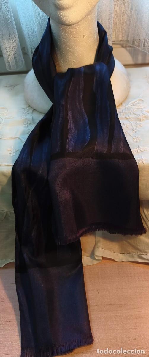 Segunda mano: P 49 Elegante Pa&ntilde;uelo / Foulard estampado aguas azules, negras, lilas - 1.28cm x 60cm - Sin etiqueta