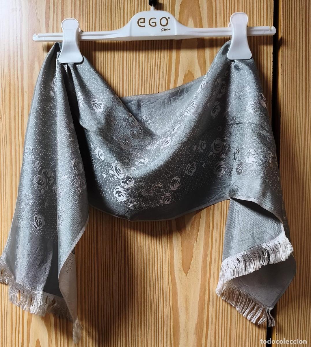 Segunda mano: F 51 Pa&ntilde;uelo / Foulard verde plateado y estampado con flores - Largo 108cm x 24cm