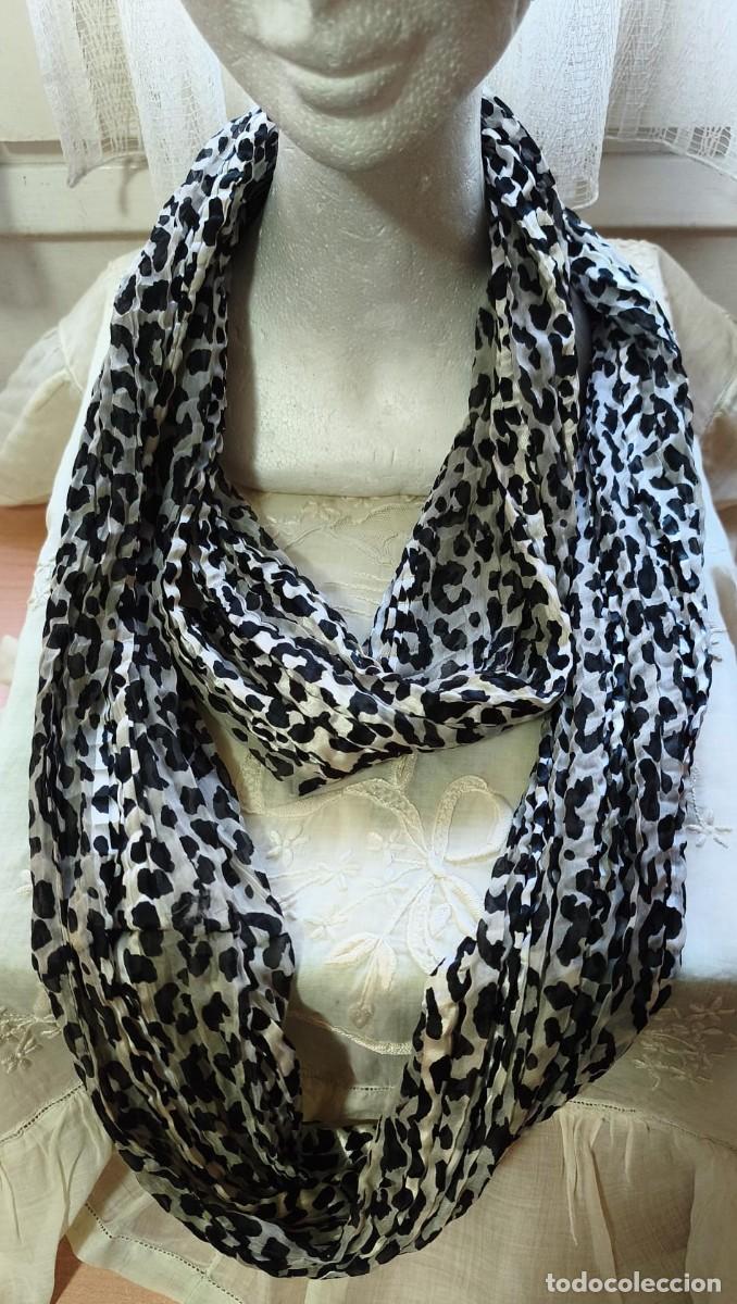 Segunda mano: F 54 Foulard blanco y negro circular formando una sola pieza 100% poliester - Bijou Brigitto