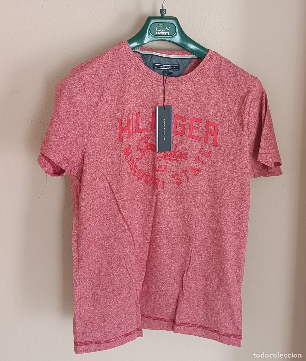 Segunda mano: Camiseta de &rdquo;Tommy Hilfiger&rdquo;. Color: Rojo coral jaspeado. Talla M. NUEVA (Con etiqueta).