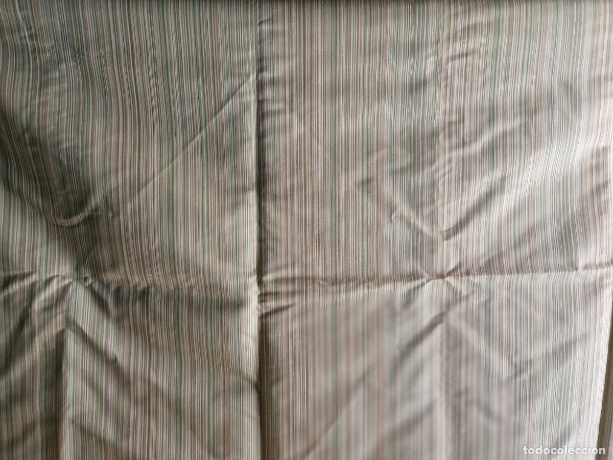 Segunda mano: BONITA TELA PARA COSTURA. COLOR BLANCOS. RAYAS DE COLORES. APROX 2 METROS.