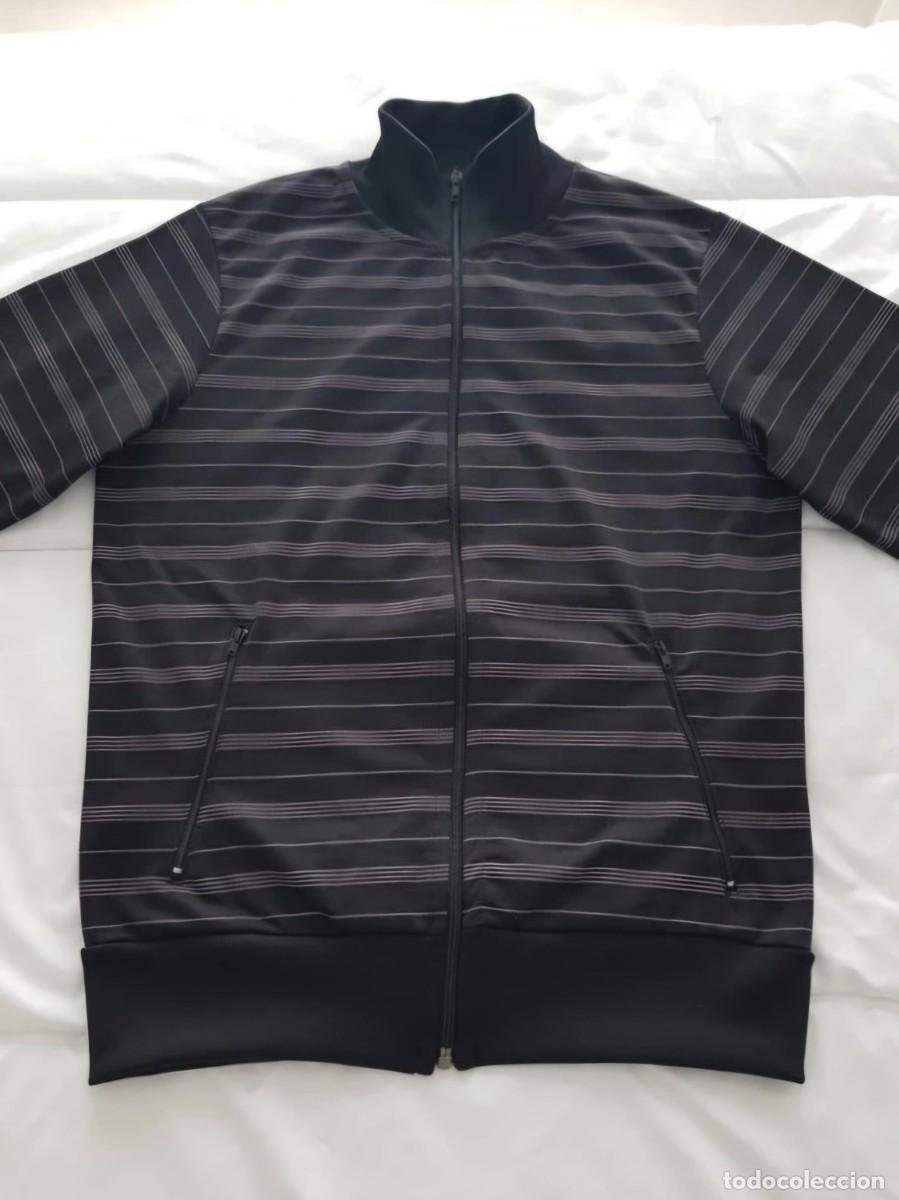 Segunda mano: Sudadera ch&aacute;ndal negra con cremallera Pull&Bear - Foto 1
