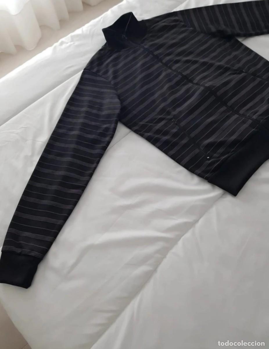 Segunda mano: Sudadera ch&aacute;ndal negra con cremallera Pull&Bear - Foto 3